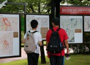 일본 스스로 인정한 한국땅 독도 전시를 보고 있는 중국인 관광객-3