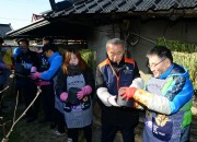 2.천년미래포럼사랑나눔행사,최양식 경주시장 연탈배달(오른쪽 두번째)