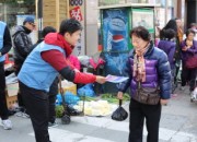 시민들에게 실크로드 대축전을 알리는 포스코신입사원들1