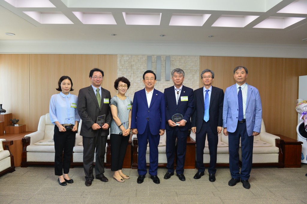 1.메르스 확산 유공자 포상(왼쪽 다섯번째, 전점득 경주시보건소장)