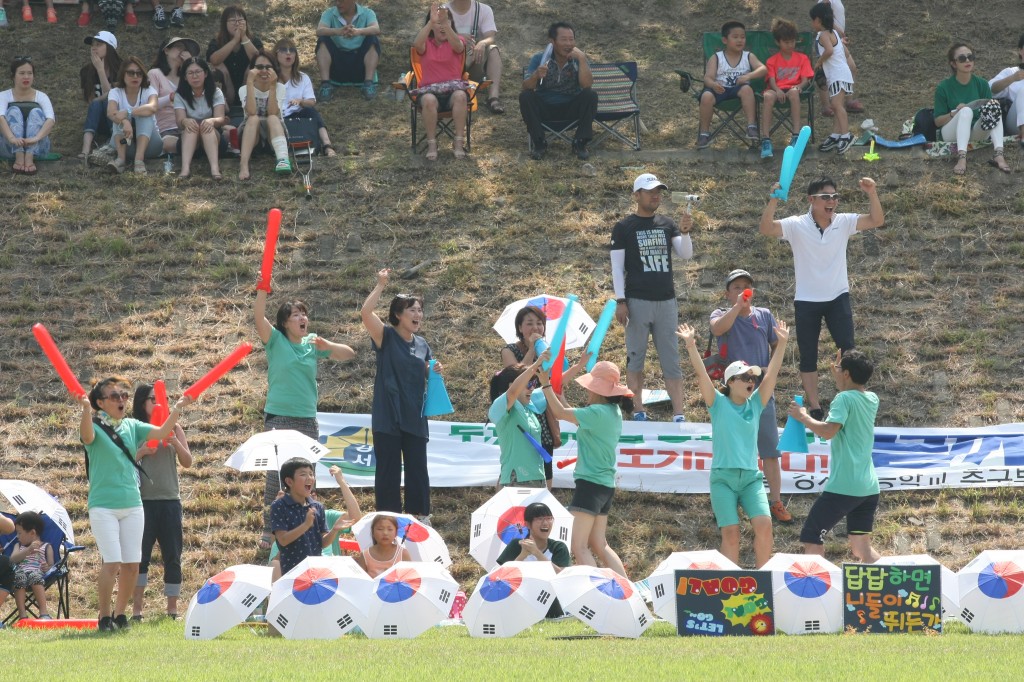 2.서울 강서 초등, 축구대회 응원 모습(태극기 우산)