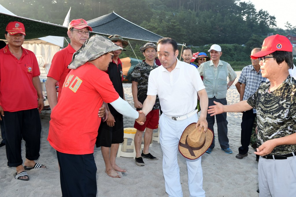 3.최양식 경주시장 오류해수욕장 안전지원 해병전우회를 격려하고 있다.