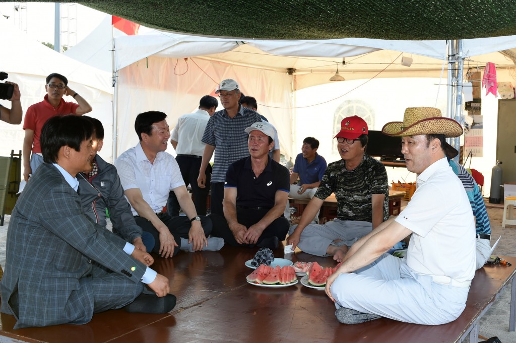 3.최양식 경주시장 오류해수욕장 안전지원 해병전우회와 함께 담소를 나누고 있다.