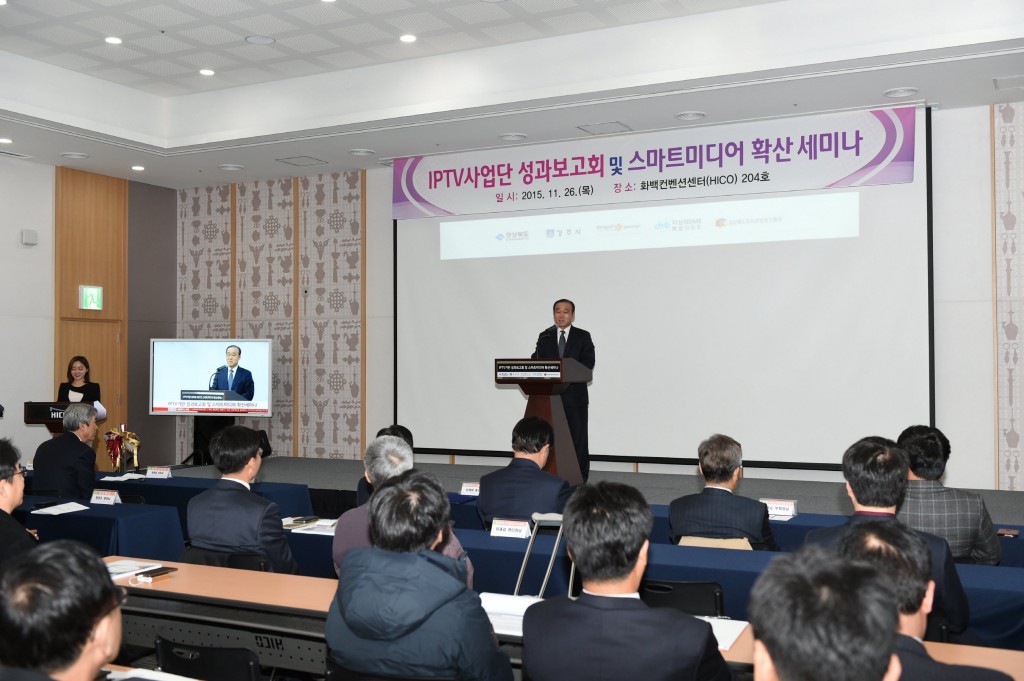 최양식 경주시장, IPTV 방송국 개국을 축하 하고 있다.
