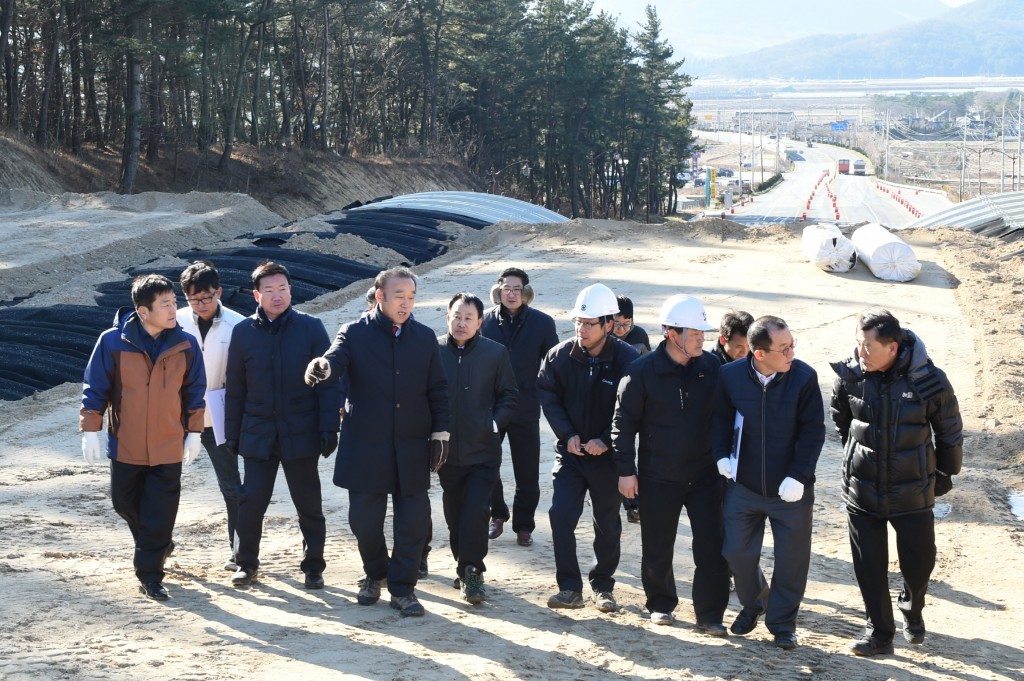 1.최양식 경주시장, 도당산 터널 공사현장을 방문하여 관계자들과 함께 공사현장을 둘러보고 있다.