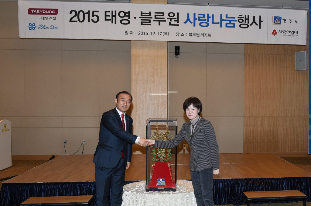 1.최양식 경주시장, 윤재연 ㈜블루원 대표이사에게 경주시장학회에 장학금 10억원을 기탁 등의 답례로 신라 금관을 선물하고 있다.