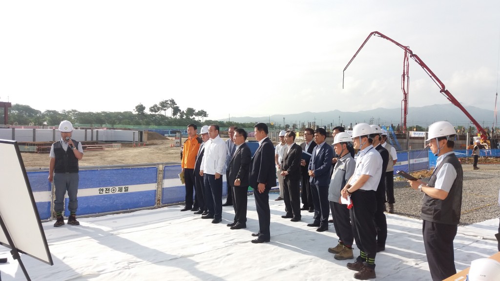 1.최양식 경주시장, 한국원자력환경공단 본사사옥 신축공사 현장을 둘러보고 있다.