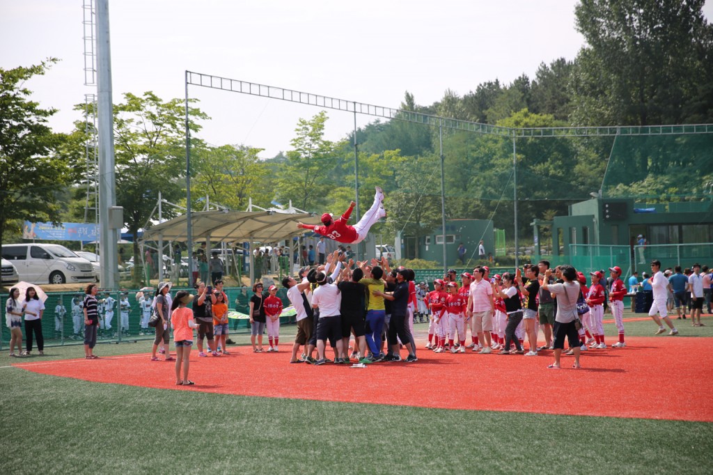 2.2015년 U-12전국 유소년 야구대회 공동우승팀이 세리머니를 하고 있다1