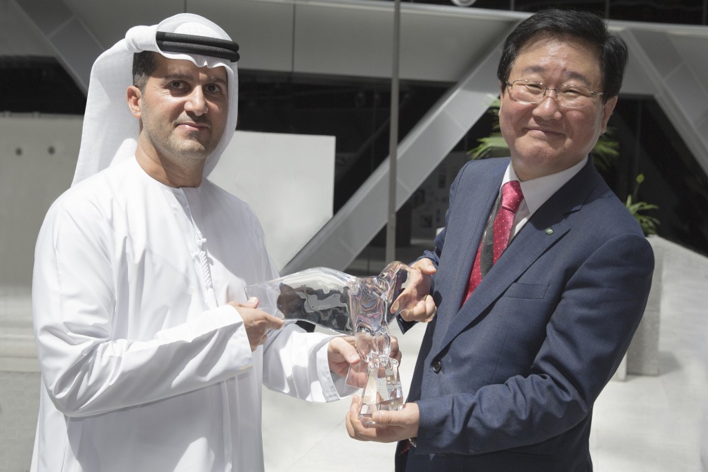 사진2. 20일 UAE 아부다비 ENEC 본사에서 모하메드 알 하마디 ENEC 사장이 조석 한수원 사장에게 운영지원계약(OSSA) 체결 기념선물을 증여하고 있다.
