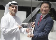 사진2. 20일 UAE 아부다비 ENEC 본사에서 모하메드 알 하마디 ENEC 사장이 조석 한수원 사장에게 운영지원계약(OSSA) 체결 기념선물을 증여하고 있다.