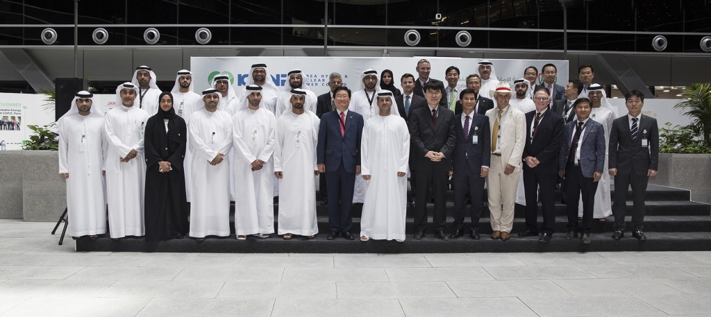 사진3. 20일 UAE 아부다비 ENEC 본사에서 운영지원계약(OSSA) 체결 단체 기념촬영을 하고 있다.
