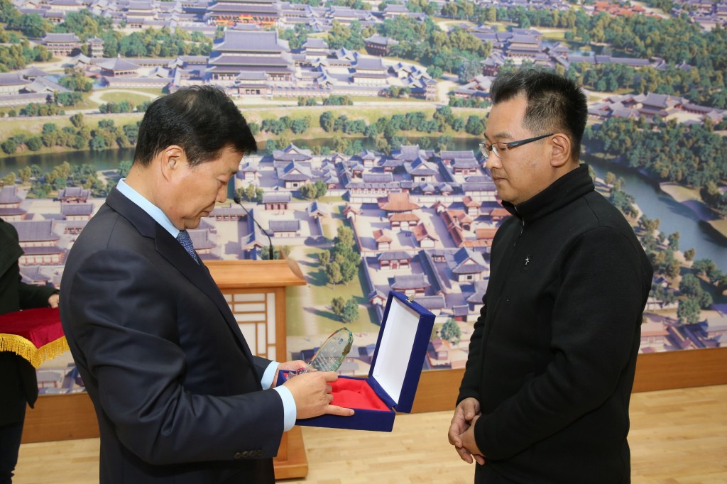 1. 경주바다여행 사진공모전(이강웅 경제산업국장(사진 왼쪽)이 갈매기의 군무로 금상을 수상한 조광연씨에게 상패를 전달하고 있다)
