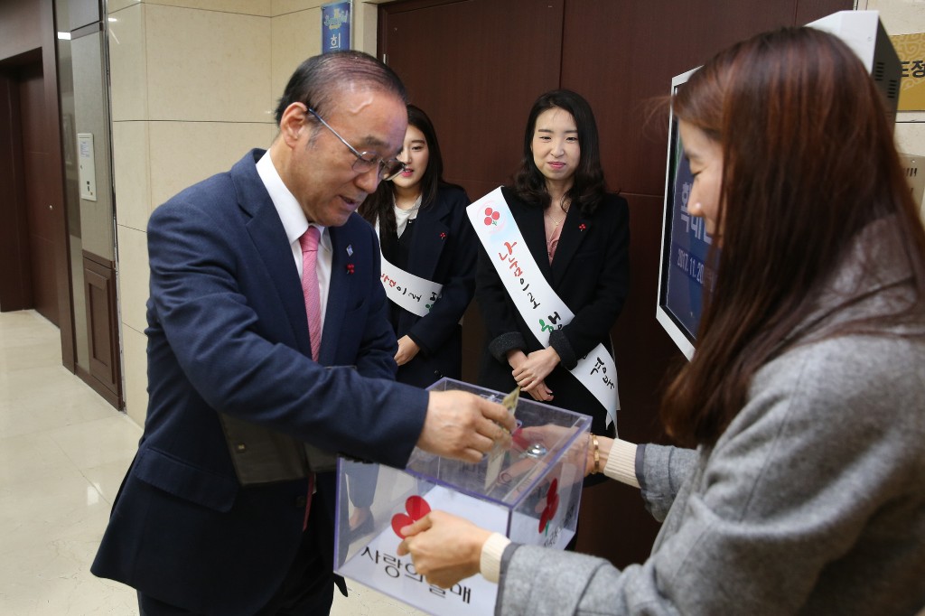 2. 경주시 희망 2018 나눔 캠페인 본격 모금 돌입(최양식 경주시장이 20일 확대간부회의에 앞서 희망 2018 사랑나눔 캠페인에 성금을 넣고 있다)
