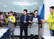 15일 문화엑스포 직원들이 경주시복지관에서 급식봉사를 하고 있는 가운데 윤병길 시의원(왼쪽 두번째)이 방문 이두환 사무처장(오른쪽 두번째)과 함께 급식을 하고 있다.