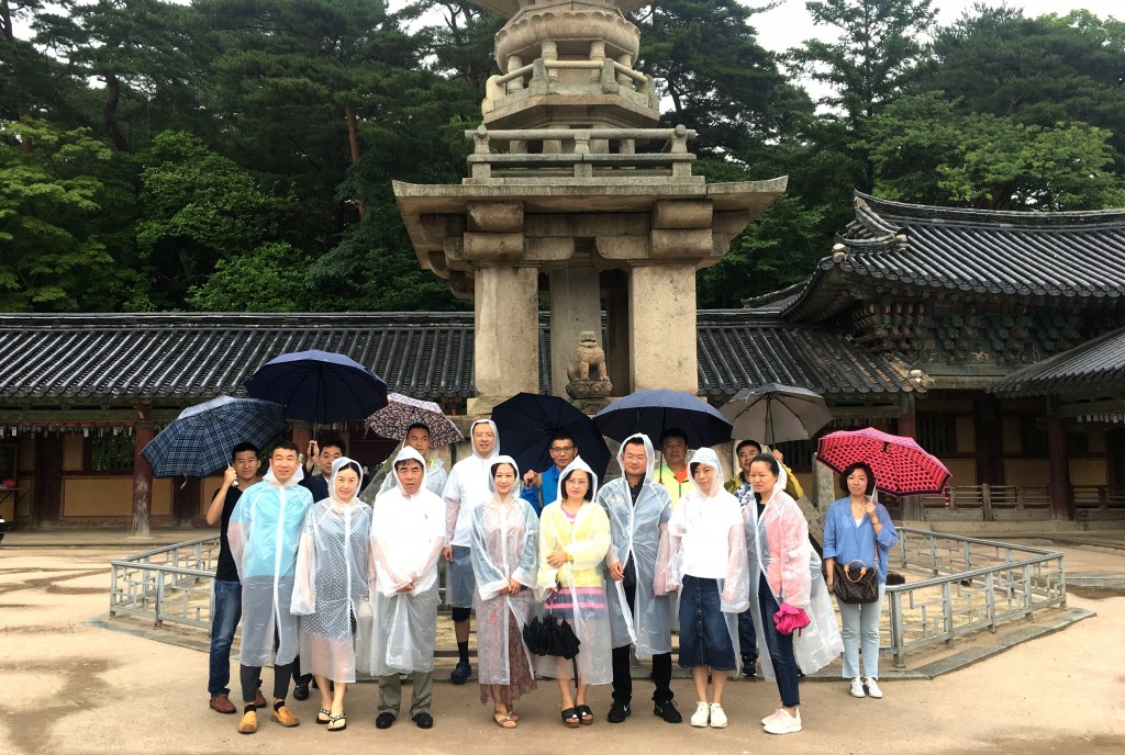 산둥성 관계자들이 불국사 다보탑에서 기념 촬영