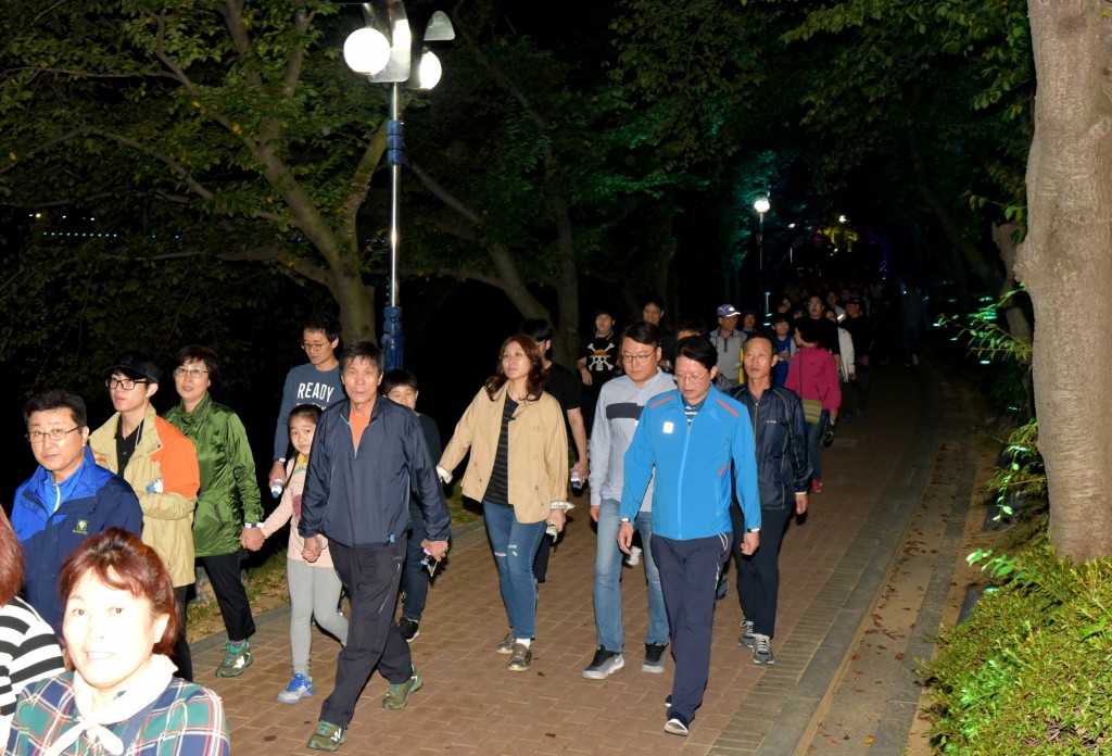 한가위 호반달빛걷기를 참가자들이 하고있다