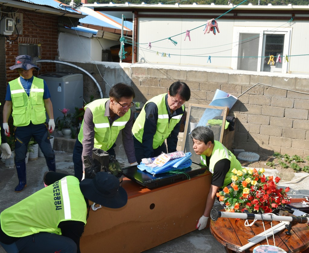 1.경북관광공사 이재춘사장대행과 직원들이 영덕군 축산면을 찾아 피해복구 작업을 실시했다