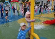 2. 지난해 황성공원 물놀이장 아이들이 즐거워하고 있다