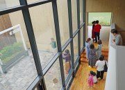 지난 1일 경주엑스포 솔거미술관을 방문한 관광객들이 제3전시실 내가 풍경이 되는 창에서 사진 촬영을 위해 대기하고 있다