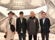 11일 솔거미술관을 방문한 고은시인(왼쪽에서 두번째)와 김영호 전 산업자원부장관(왼쪽에서 세번째)이 기념촬영을 하고 있다
