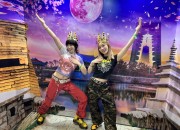 일본 관람객들이 신라왕관을 쓰고 경주엑스포대공원 홍보 포토존을 배경으로 기념사진을 찍고 있다