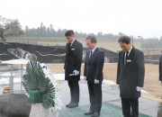 [보도사진1] 공무원연금공단 김동극 이사장(가운데)이 3일 오전 국립제주호국원에서 참배하고 있다